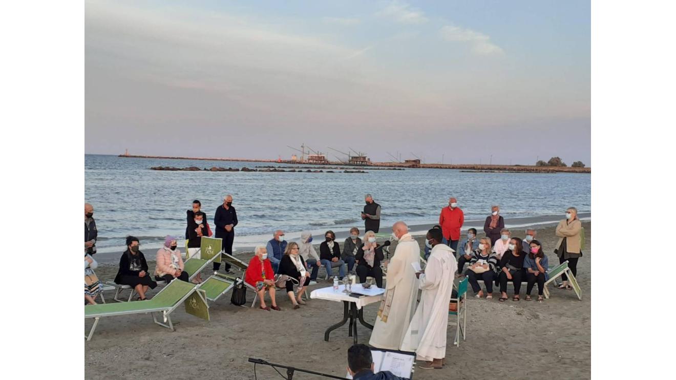 festa della madonna del mare messa in spiaggia al tramonto cronaca ilrestodelcarlino it