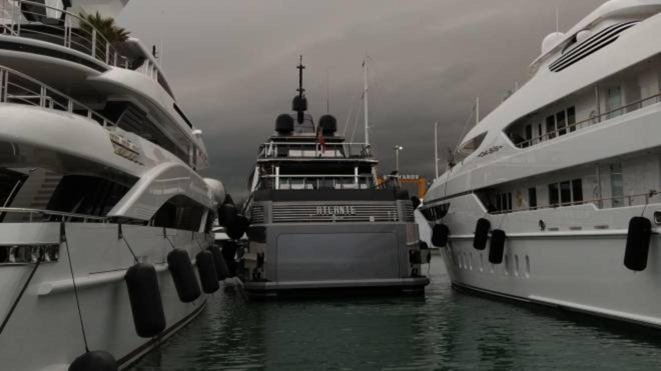 viareggio il megayacht atlante in riparazione brividi per attraccare in porto cronaca