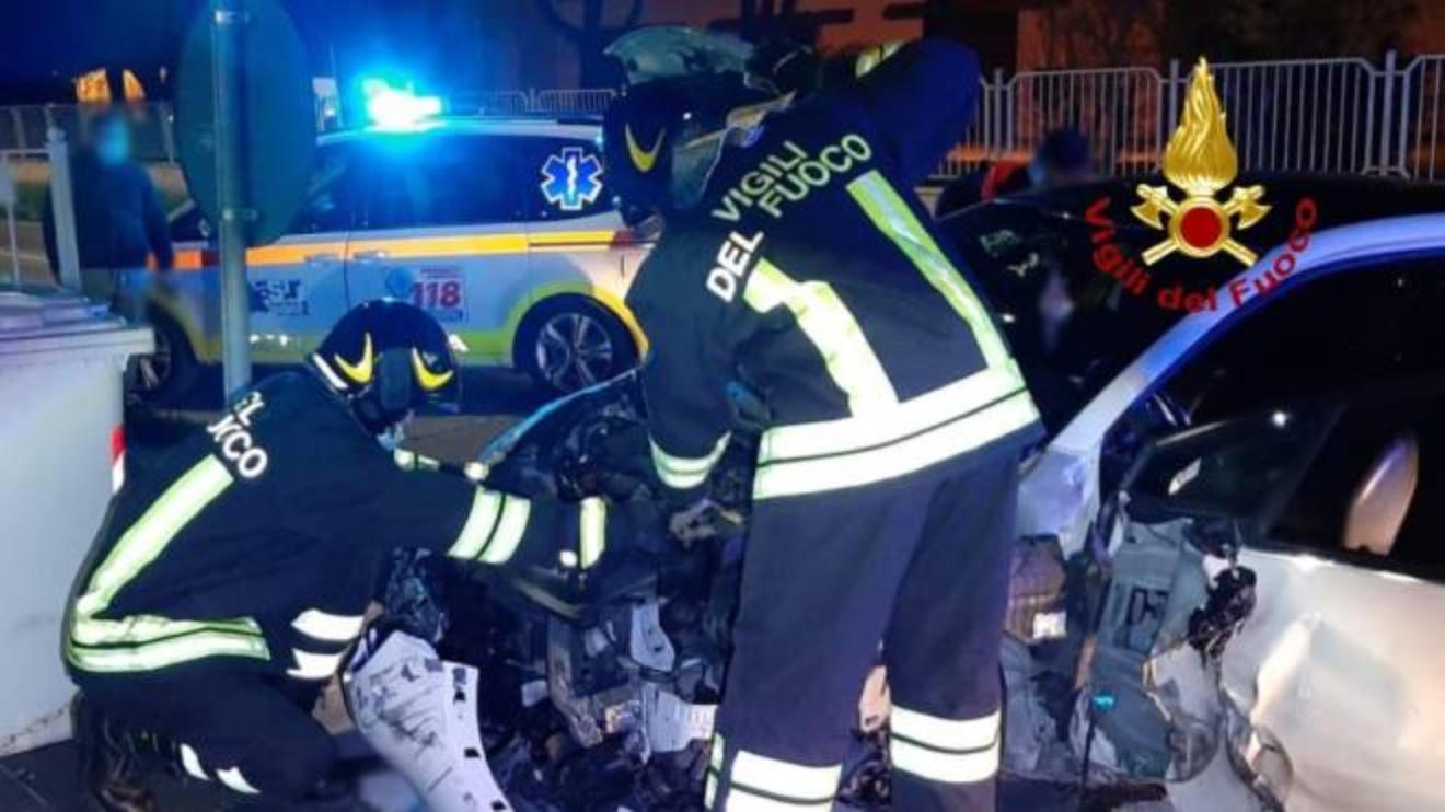 incidente ancona auto contro bus e muretto a castelbellino cronaca ilrestodelcarlino it