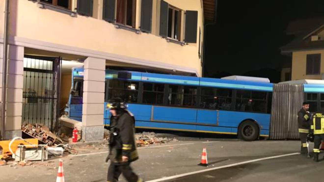 busnago bus finisce contro vetrina di un bar foto cronaca ilgiorno it