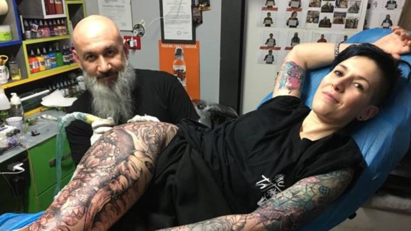 alle tattoo fa il nuovo record sessione piu lunga su una singola persona sessanta ore cultura