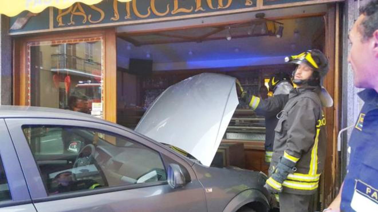 cava manara tragedia sfiorata l auto finisce in pasticceria cronaca ilgiorno it