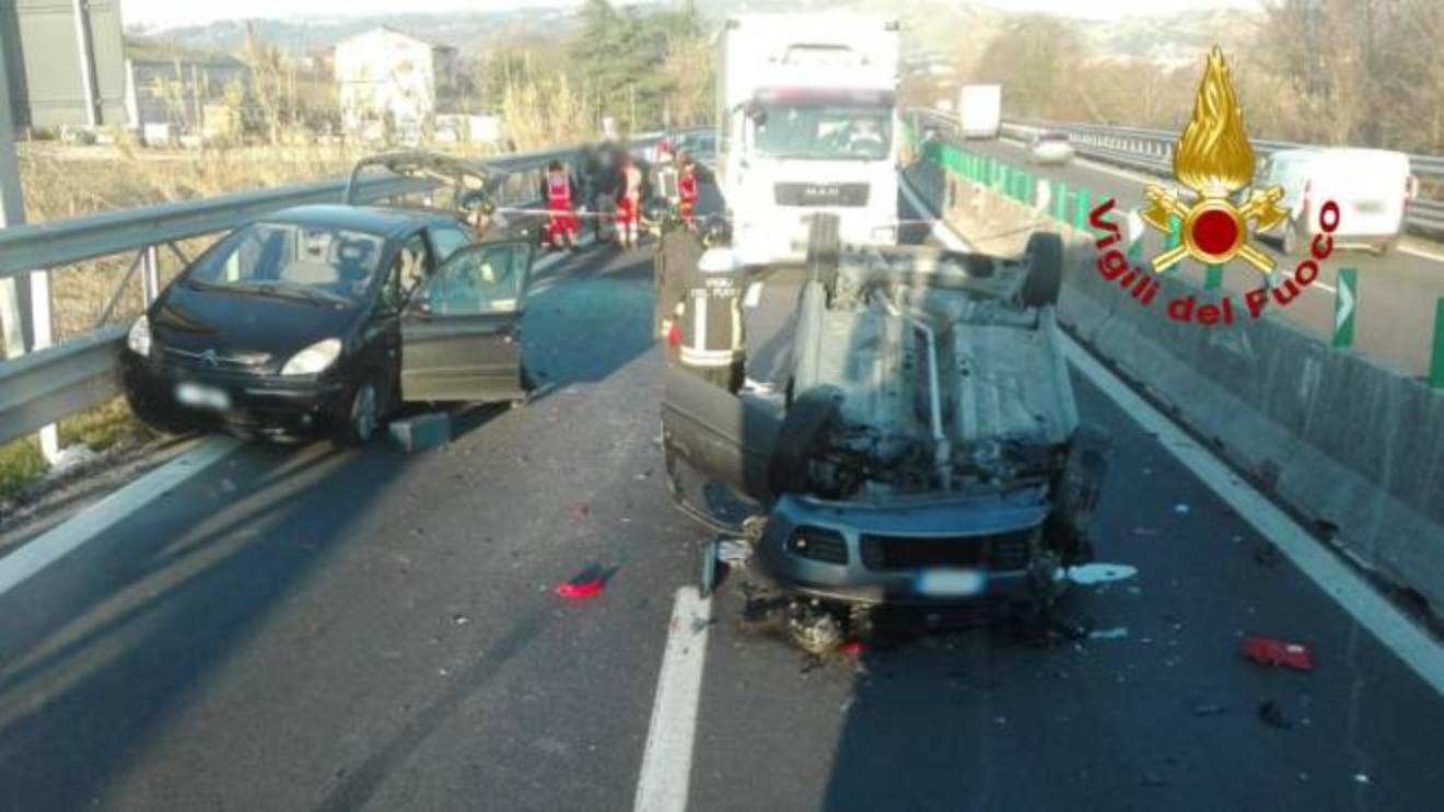 incidente castelbellino auto ribaltata e tamponamento a catena cronaca ilrestodelcarlino it