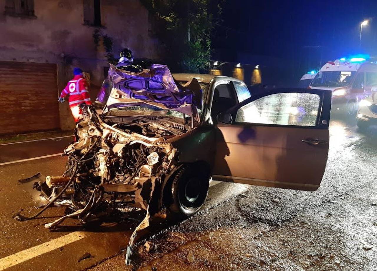 incidente reggiolo oggi scontro tra auto madre e due bambini tra i feriti cronaca ilrestodelcarlino it