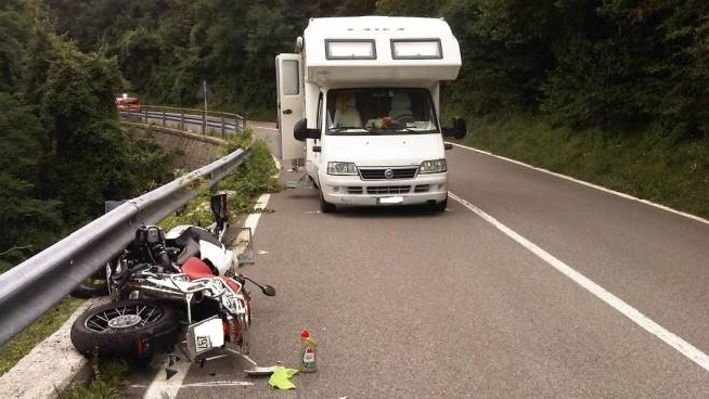 Tragico Schianto Al Passo Della Cisa Muore Motociclista Finito Contro Un Camper Cronaca