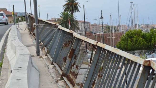 Ponte Di Santa Trinita Partono I Lavori Di Riqualificazione Del Parapetto Cronaca Iltelegrafolivorno It