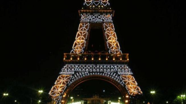 Attentato Parigi Gli Spari Dalla Torre Eiffel Poi Spenta Esteri Quotidiano Net