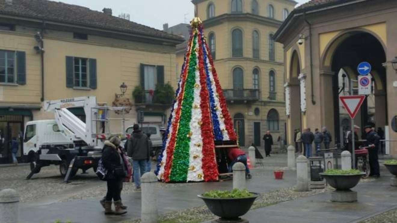A Codogno L Albero Di Natale Ricorda Le Vittime Di Parigi Cronaca Ilgiorno It
