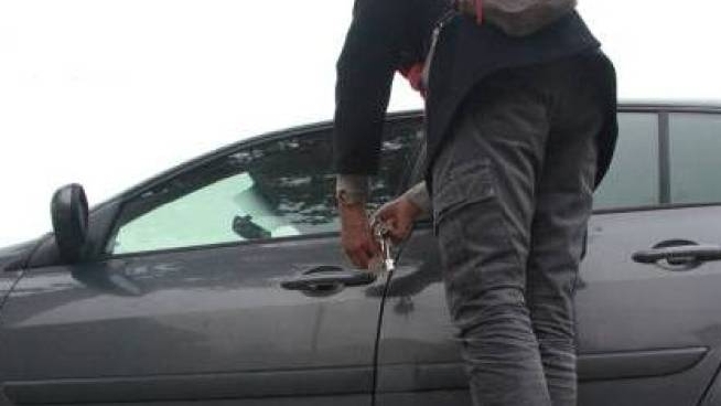 Lo Vedono Forzare Le Serrature Delle Auto Passanti Fanno Arrestare Ladro Delle 4 Ruote Cronaca