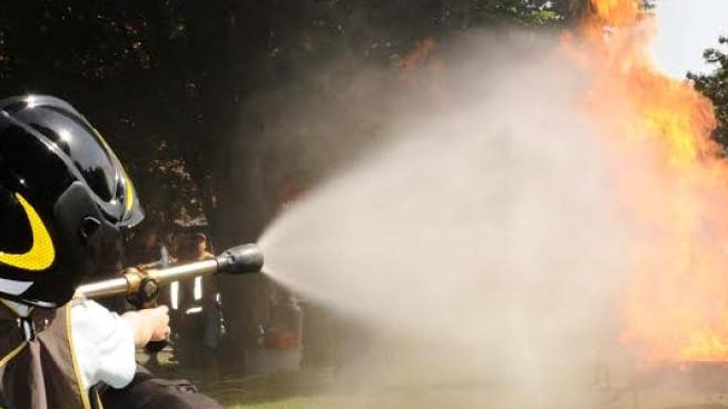 Sesto Egiziano Ai Domiciliari Minaccia Di Darsi Fuoco Fermato Con Un Idrante Cronaca