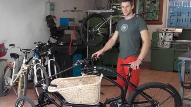 Il Giovane Sarto Delle Due Ruote Bicicletta Elettrica Fatta In