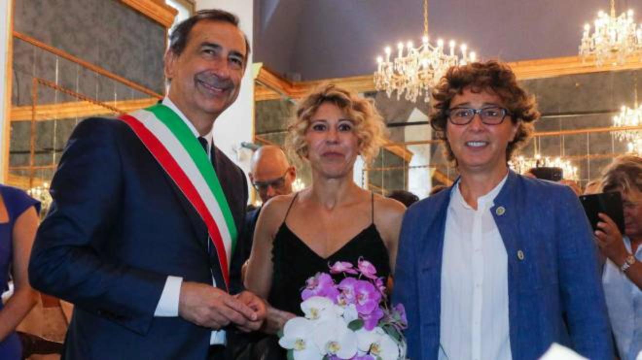 Unioni Civili Con Sala Il Matrimonio Delle Prime Due Coppie A Milano Foto Cronaca