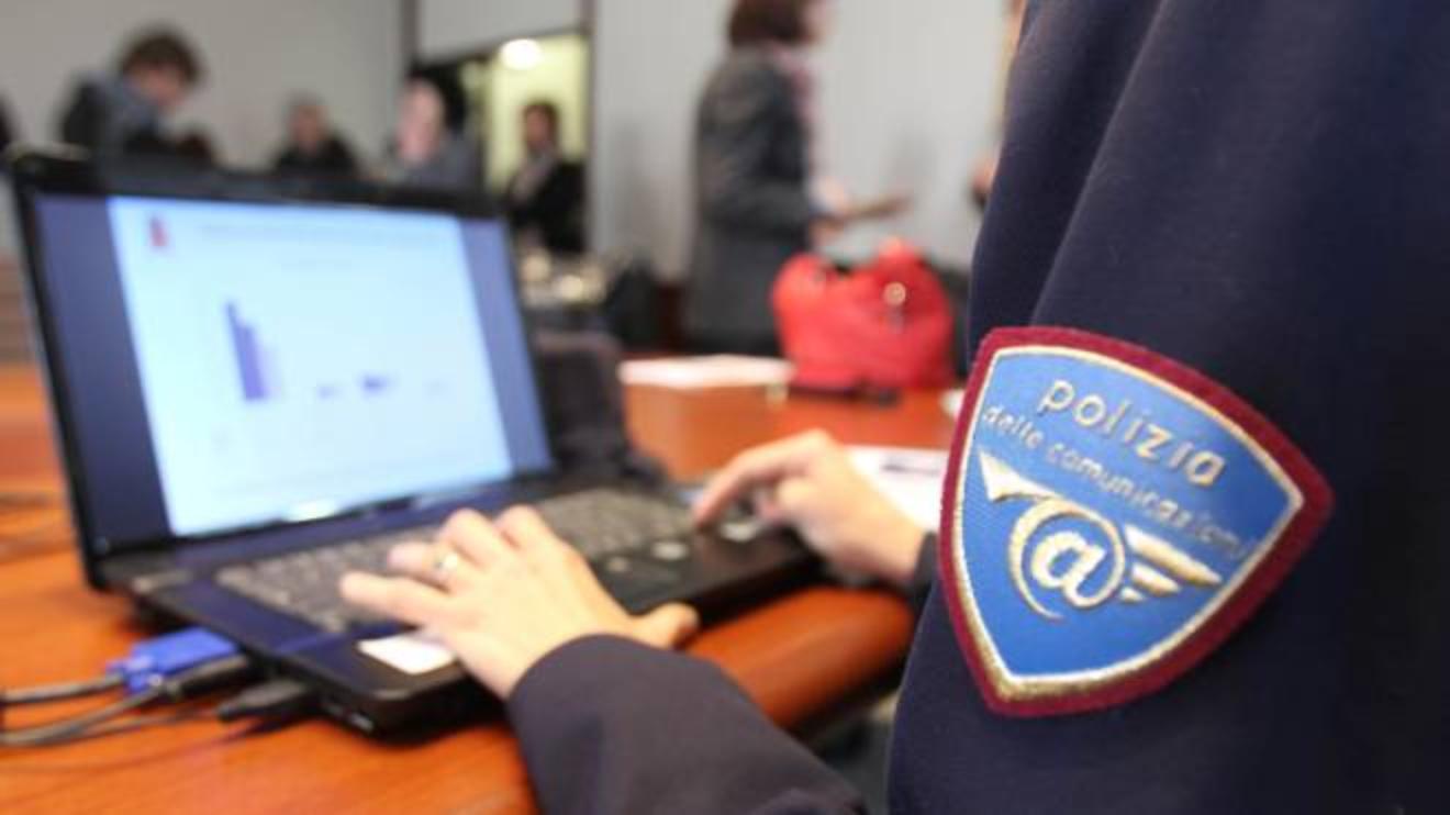 soldi sottratti dai conti correnti attraverso smishing polizia recupera 300mila euro cronaca