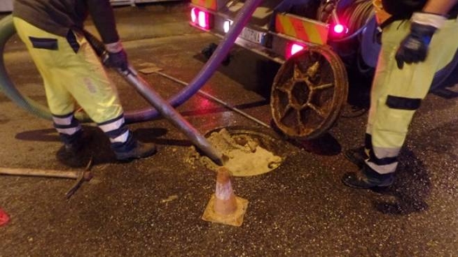 Fogna Intasata In Via Pistoiese Cronaca Lanazione It