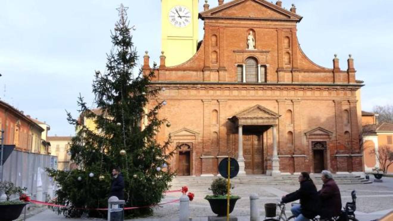 L Albero Di Natale Scatena La Bagarre Politica Cronaca Ilgiorno It