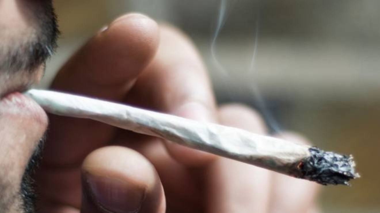 Tenta Di Rapinare La Madre Il Giudice Lo Proscioglie Psicosi Da Cannabis Cronaca