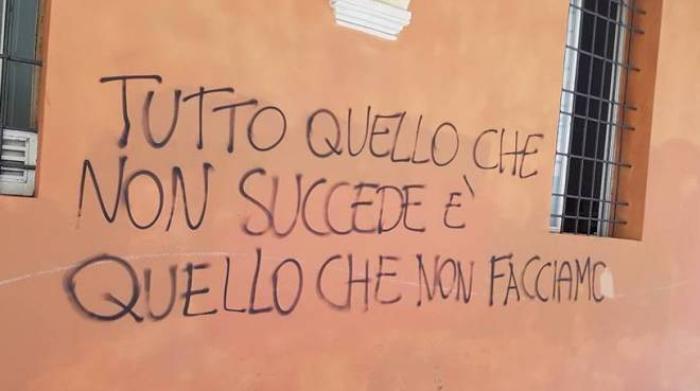 Bologna, scritte in via Belle Arti. “Vogliamo un controllo notturno