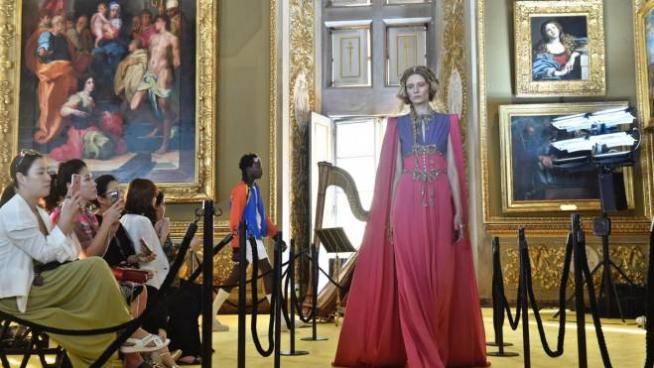 Firenze Sfilata Cruise 2018 Di Gucci Nella Galleria Palatina Moda Quotidiano Net
