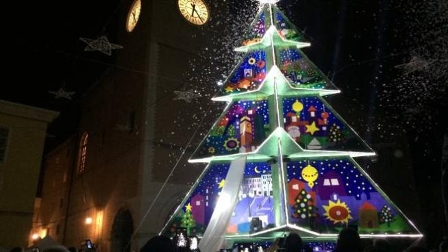 Fano Tutto Pronto Per La Grande Inaugurazione Del Natale Piu Cosa Fare Ilrestodelcarlino It