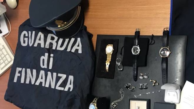 Controlli In Dogana Sequestrati Gioielli E Orologi Cronaca Ilgiorno It