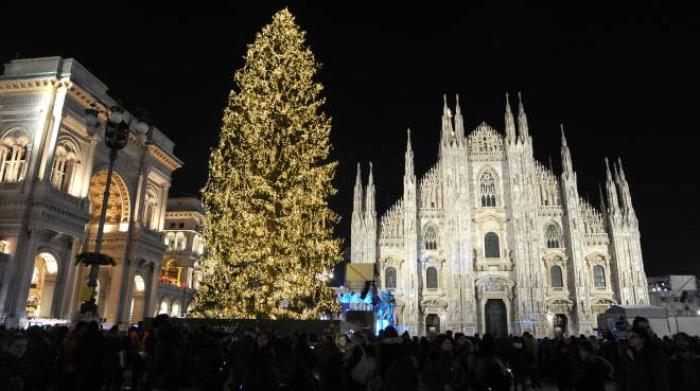 Piazza Duomo La Seconda Vita Dell Albero Di Natale Diventera Arredo Urbano Cronaca