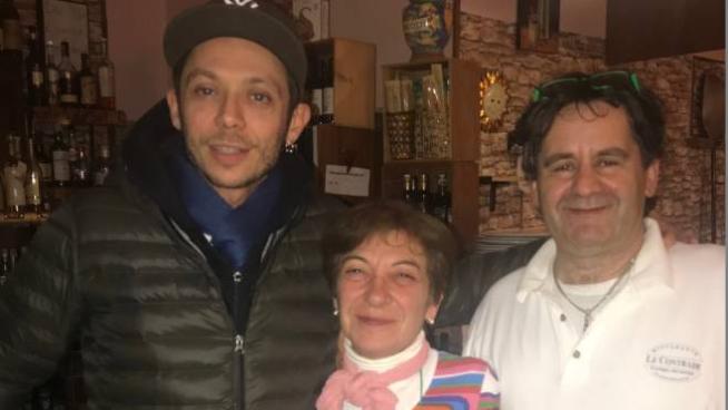 Valentino Rossi A Cena Al Ristorante Le Contrade Di Piandimeleto Cronaca Ilrestodelcarlino It