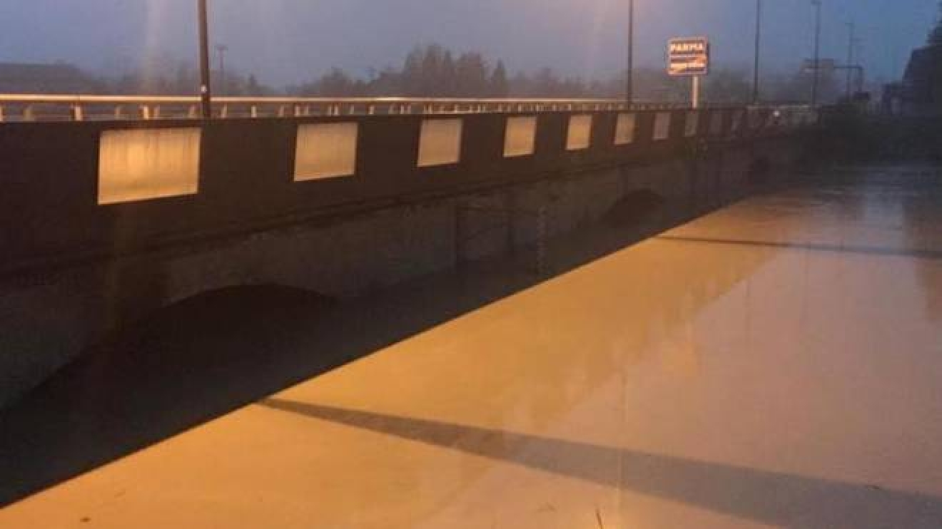 Maltempo A Brescello Sale L Enza E Chiude Il Ponte Di Sorbolo Cronaca Ilrestodelcarlino It