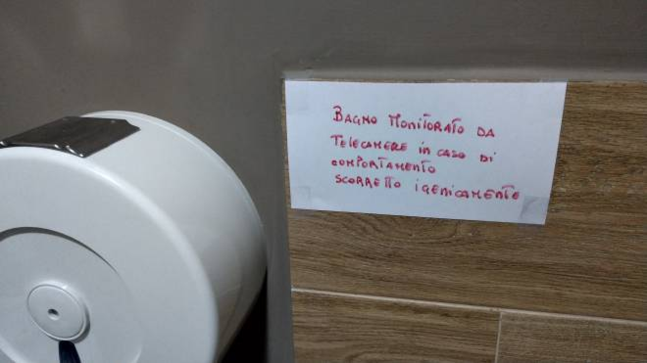Fano Telecamere Dentro Il Bagno Del Bar No Era Un Deterrente Cronaca Ilrestodelcarlino It