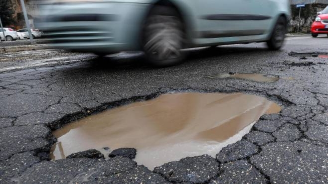 Roma Emergenza Buche Campidoglio Non Chiudiamo Strade Aperta Inchiesta Cronaca