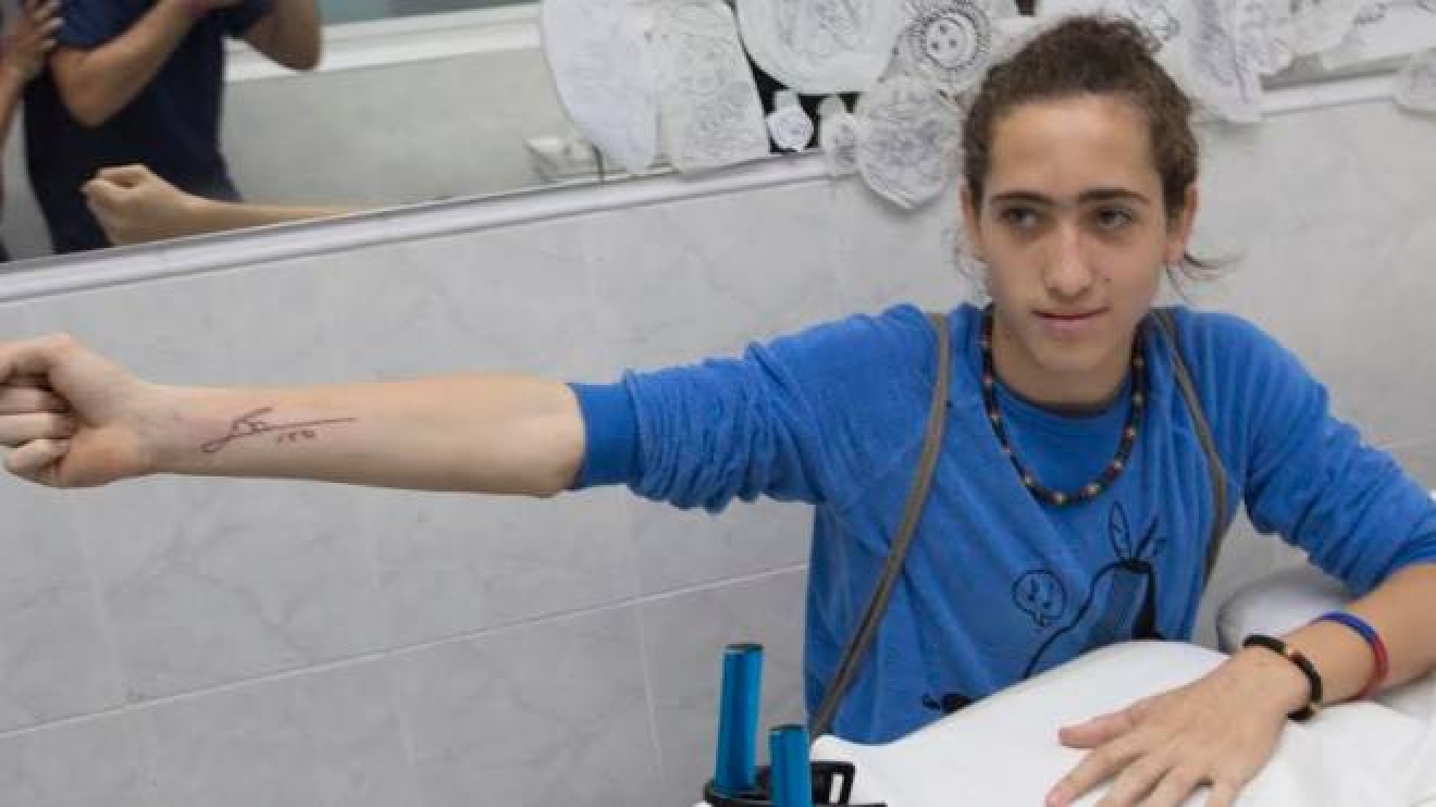 Messori Incontra Messi E Si Scatena Si Fa Tatuare L Autografo Del Campione Cronaca