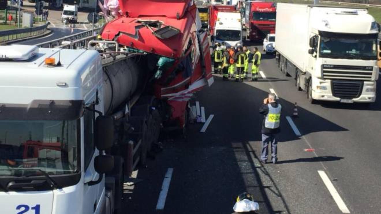 Incidente Sulla A1 Tra Parma E Fidenza Coinvolti Tre Mezzi Pesanti Cronaca Lanazione It Incidente Sulla A1 Tra Parma E Fidenza Coinvolti Tre Mezzi Pesanti Cronaca Lanazione It
