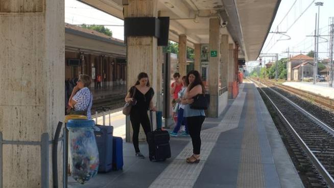 Rovigo Il Treno In Stazione Si Aspetta In Piedi Cronaca