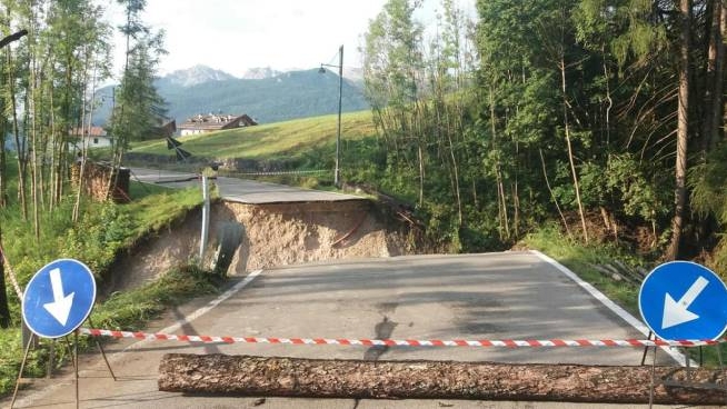 Bomba D Acqua A Cortina Crolla Ponte Strada Sventrata Ristorante Tivoli Evacuato Cronaca