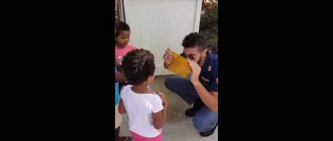 Como Il Gioco Di Prestigio Del Poliziotto Con I Piccoli Migranti Contagia Il Web Video Cronaca
