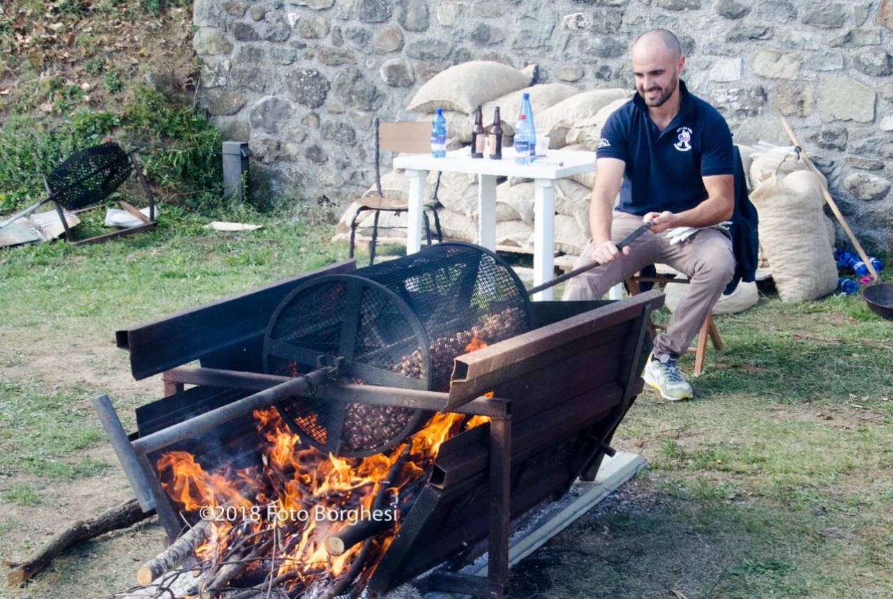 In migliaia a Cascio per la “Castagnata in Piazza” / FOTO
