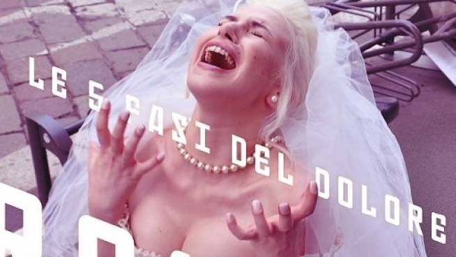 Milano Raccoglie Le Confidenze Dei Passanti E Canta Le 5 Fasi Del Dolore Cultura Ilgiorno It