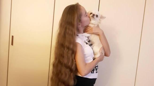 Da Busto Garolfo La Sfida Al Guinness Desiree Ha I Capelli Piu Lunghi Del Mondo Cronaca