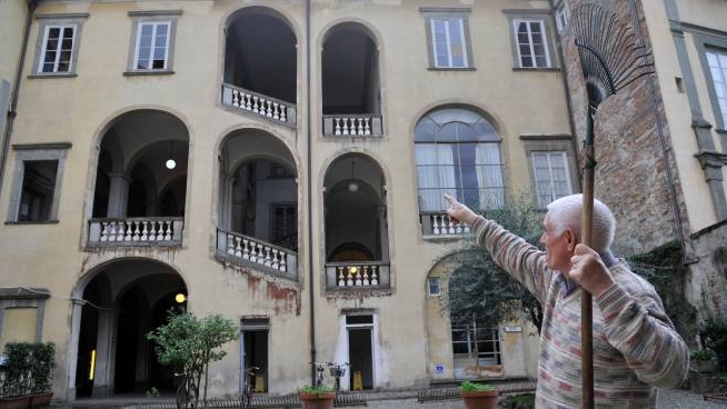 Vetro Si Schianta Nel Cortile Del Machiavelli Sfiorati Docente E Allieva Cronaca Lanazione It