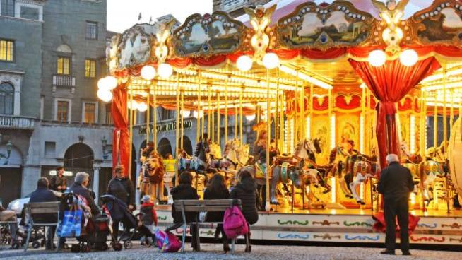 Bergamo La Giostra E Tornata In Piazza A Un Anno Dall Incendio Cronaca Ilgiorno It