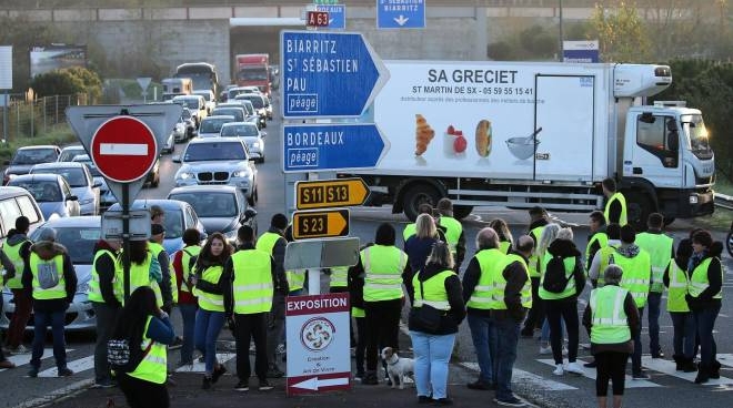 Risultati immagini per immagine dei gilet gialli in francia