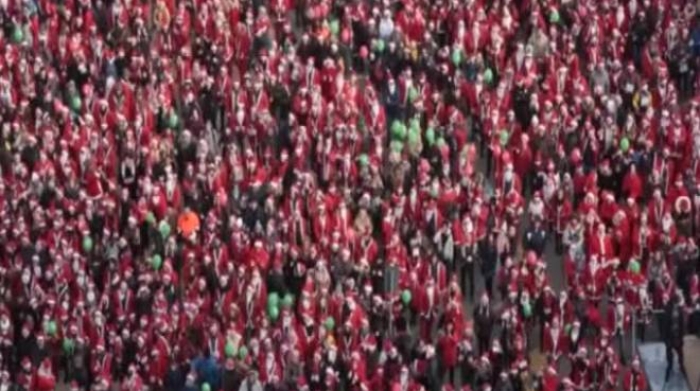 Torino 20mila Babbi Natale Per I Bimbi Del Regina Margherita Cronaca Quotidiano Net