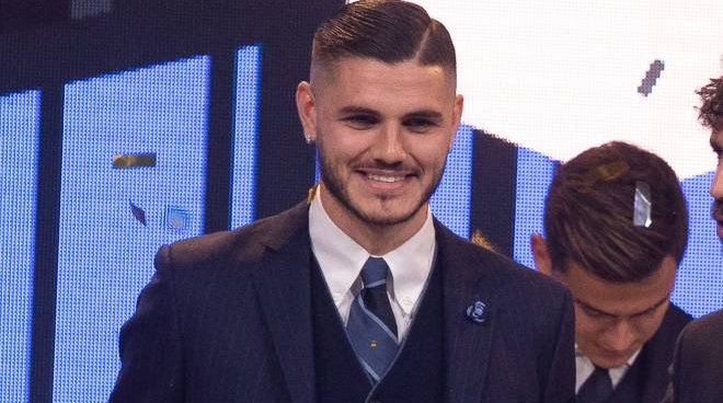 Mauro Icardi posa per i fotografi al galà Aic