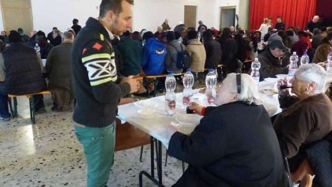 Milano Mille Posti Ai Pranzi Di Natale Per Anziani Soli Poveri E Migranti Cronaca Ilgiorno It