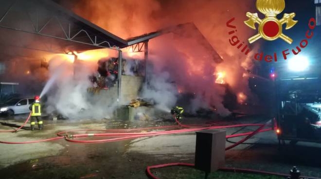 I vigili del fuoco al lavoro per domare l'incendio alla Green Farm