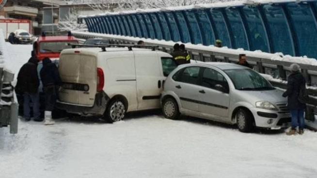 Meteo Ancona Neve In Citta E Provincia Incidenti E Disagi A