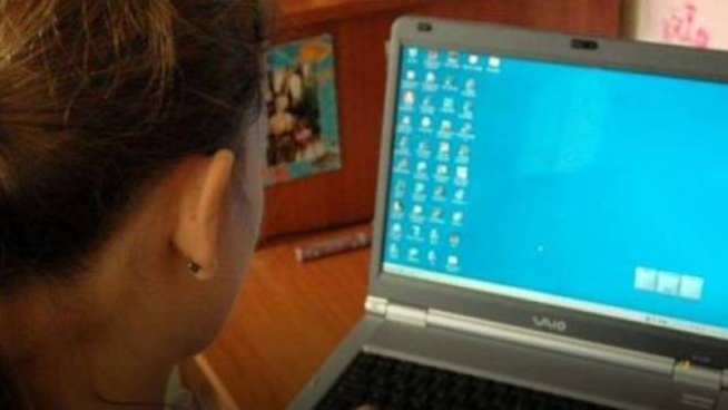 Ragazza al computer (foto repertorio)