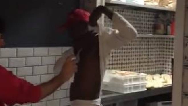 Frame video "disinfestazione" dei dipendenti di colore di Rossopomodoro