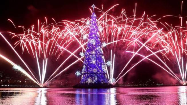 Rio De Janeiro Ecco Il Piu Grande Albero Di Natale Fluttuante 85 Metri E Piu Di Tre Milioni Di Luci Esteri