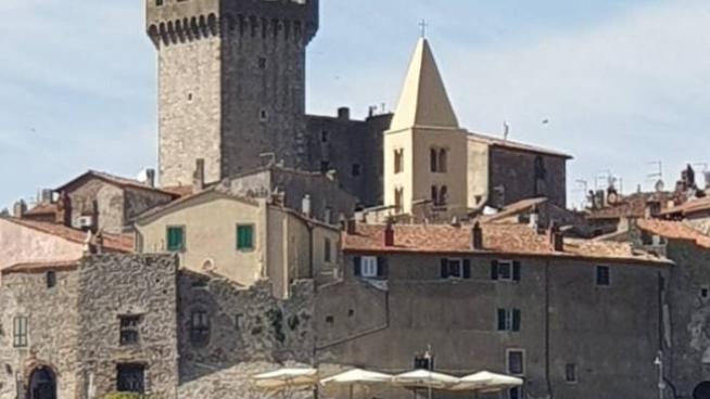 A Capalbio La Chiesa Di San Nicola Ridipinta Di Giallo Paese In Rivolta Cronaca Lanazione It