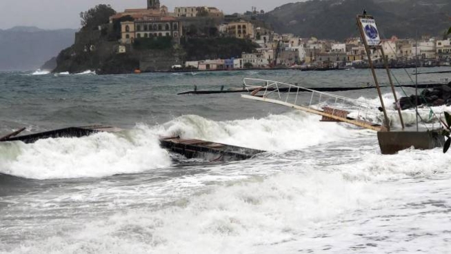 Mareggiate sulle coste siciliane (Ansa)